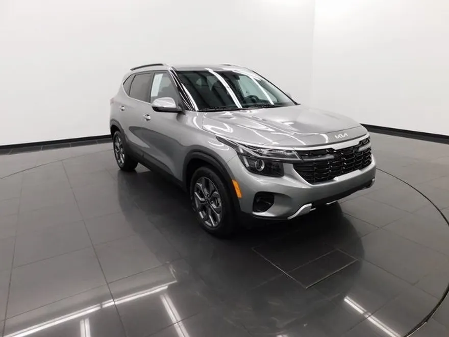 2024 Kia Seltos S photo 1