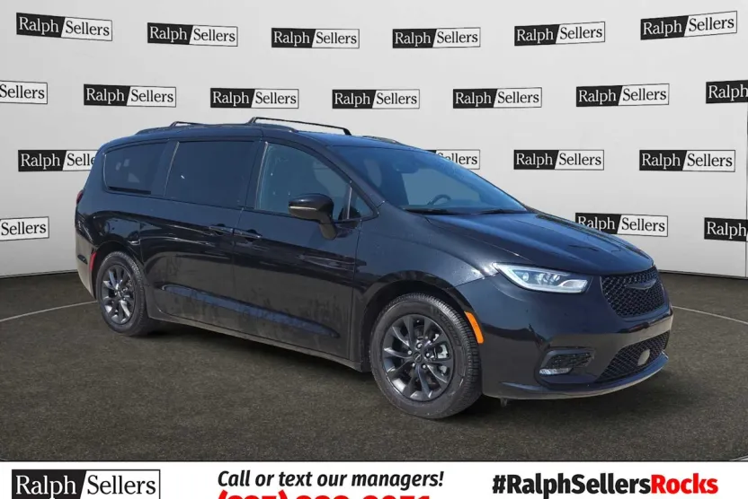 2021 Chrysler Pacifica Touring L photo 1