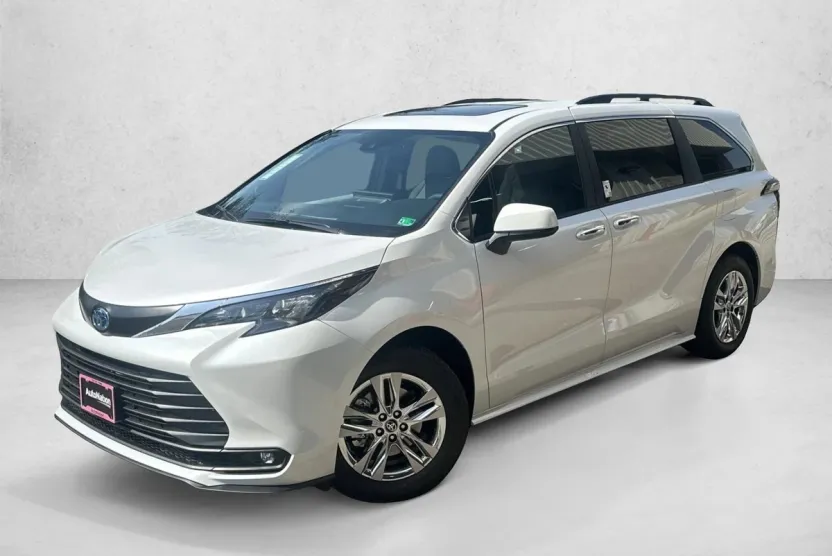 2025 Toyota Sienna XLE photo 1