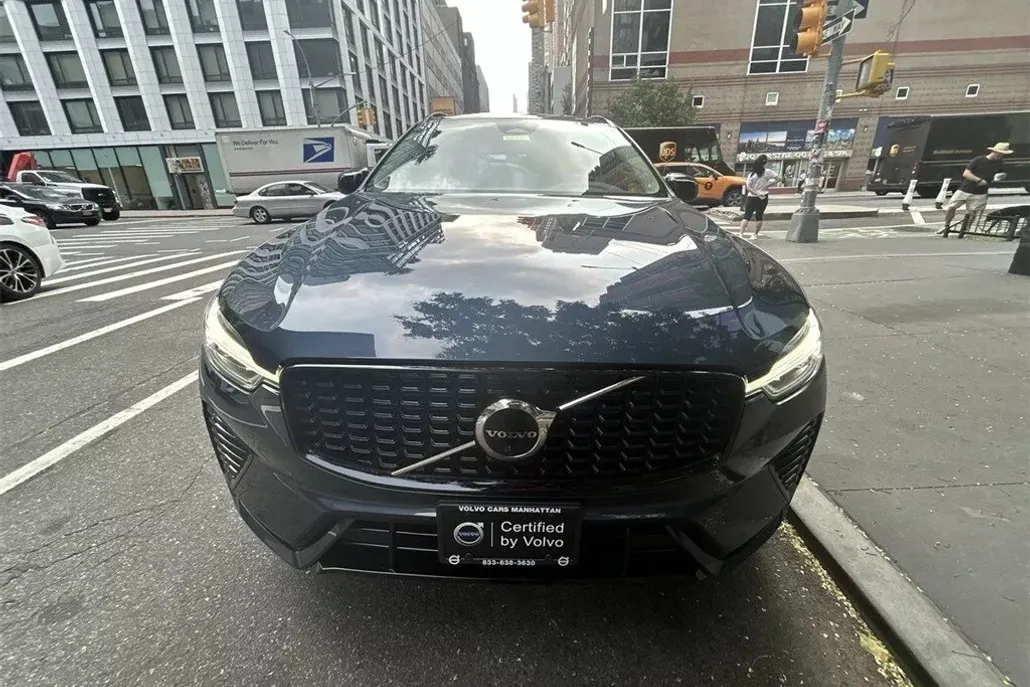 2023 Volvo XC60 B5 Plus photo 1