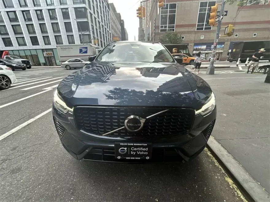 2023 Volvo XC60 B5 Plus photo 1