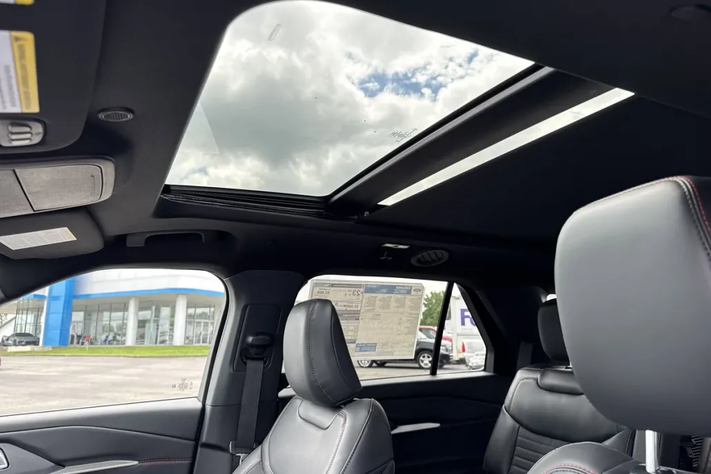 2025 Ford Explorer ST-Line photo 1