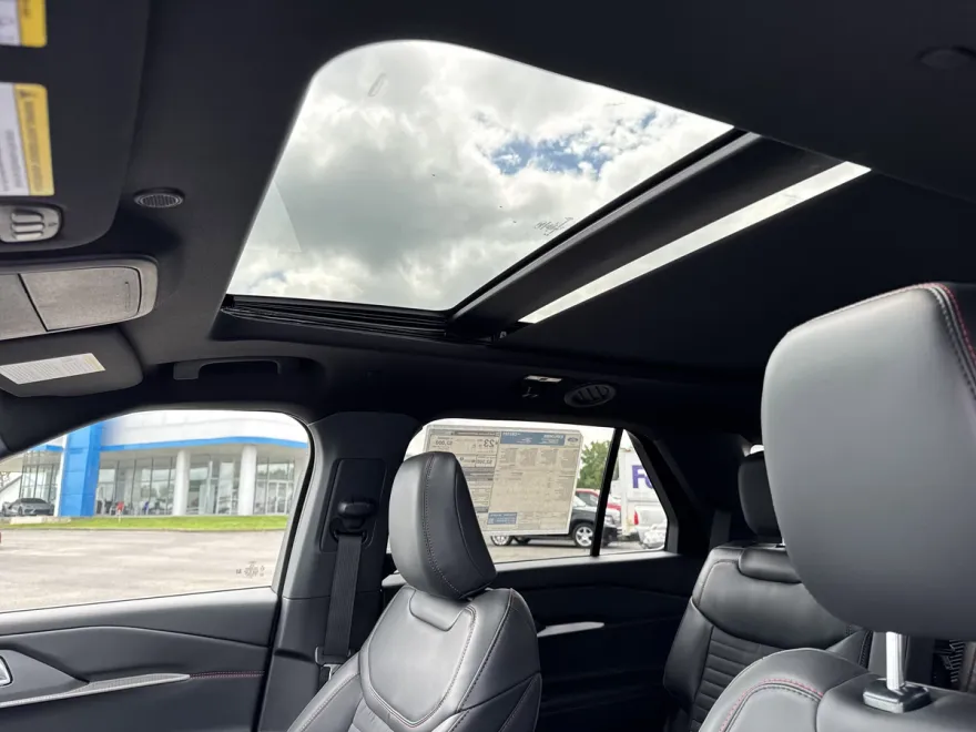 2025 Ford Explorer ST-Line photo 1