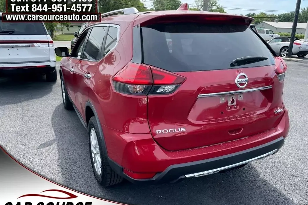 2017 Nissan Rogue SV photo 1