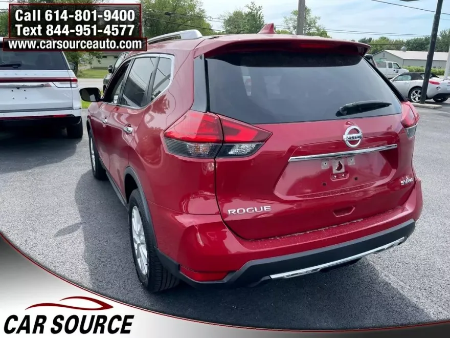2017 Nissan Rogue SV photo 1