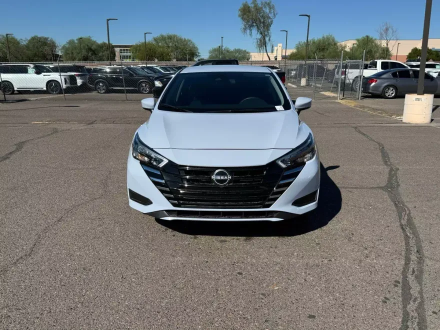 2025 Nissan Versa 1.6 SV photo 1