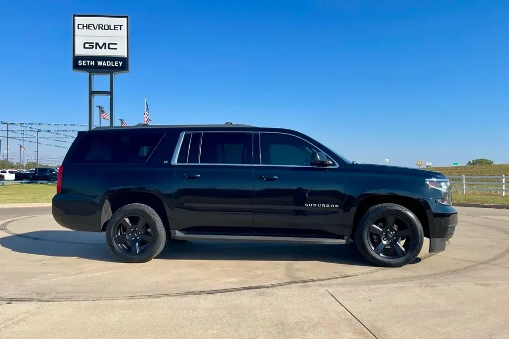 2018 Chevrolet Suburban LT photo 1