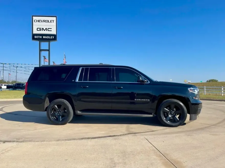 2018 Chevrolet Suburban LT photo 1