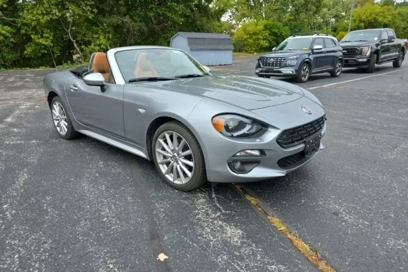 2017 Fiat 124 Spider Lusso photo 1