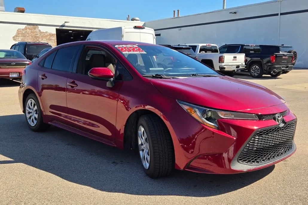 2022 Toyota Corolla LE photo 1