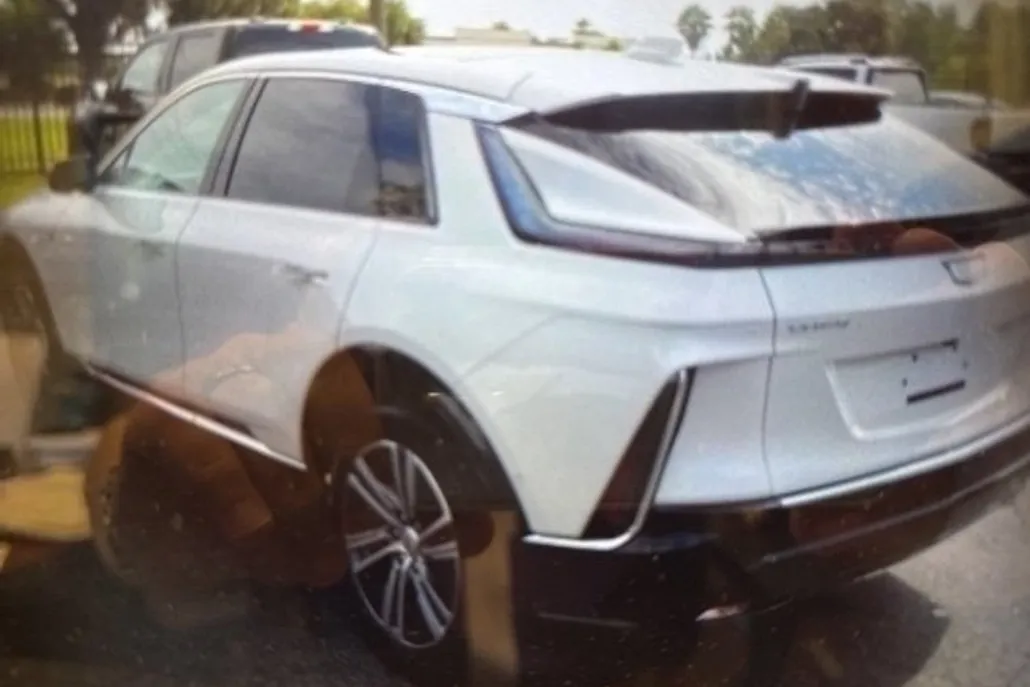 2024 Cadillac Lyriq Luxury photo 1
