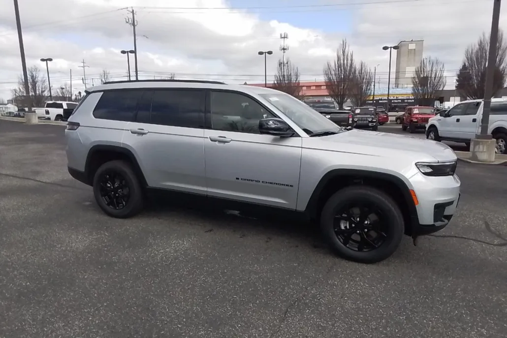 2025 Jeep Grand Cherokee Laredo Altitude photo 1