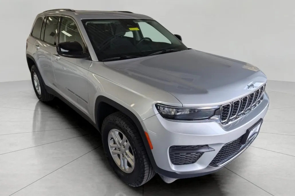 2022 Jeep Grand Cherokee Laredo photo 1