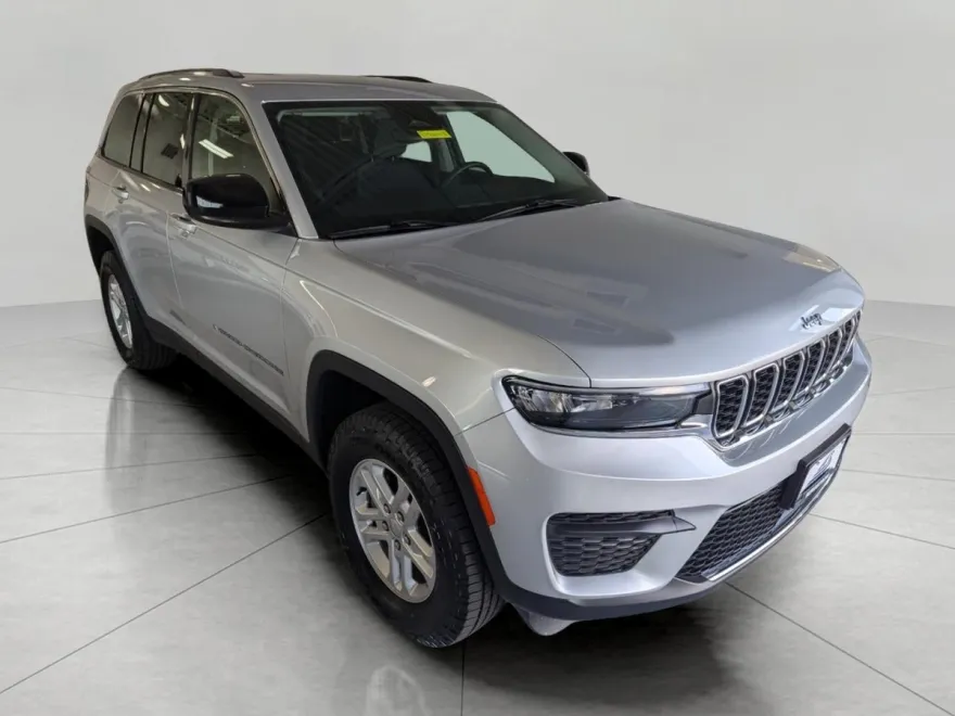 2022 Jeep Grand Cherokee Laredo photo 1