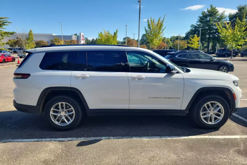 2023 Jeep Grand Cherokee Laredo photo 1