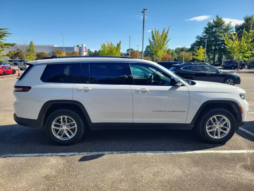 2023 Jeep Grand Cherokee Laredo photo 1