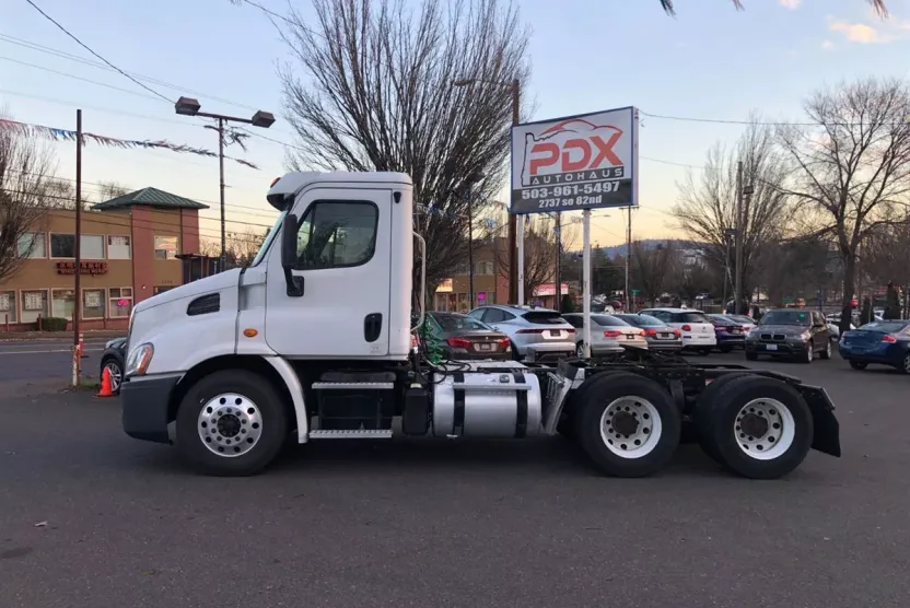 2013 Freightliner Cascadia photo 1