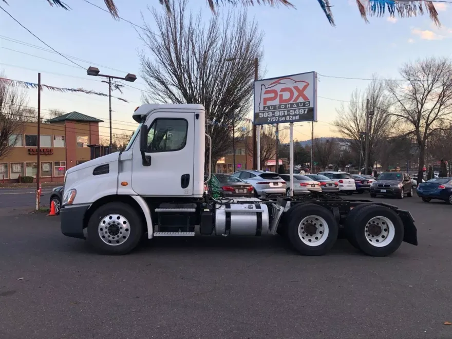2013 Freightliner Cascadia photo 1