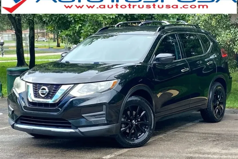 2017 Nissan Rogue SV photo 1