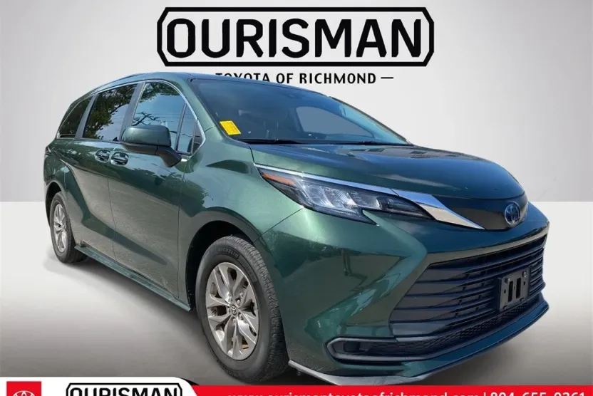 2022 Toyota Sienna LE photo 1