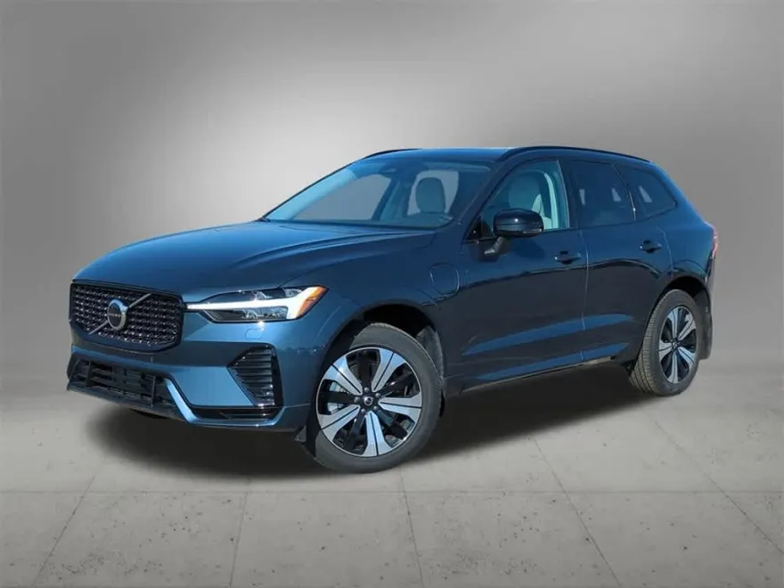 2025 Volvo XC60 Hybrid T8 Core photo 1