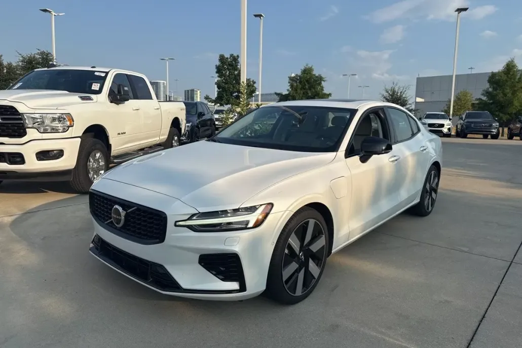 2024 Volvo S60 Recharge T8 Plus photo 1