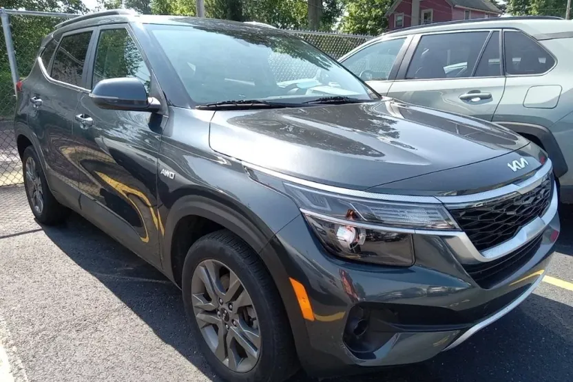 2023 Kia Seltos S photo 1