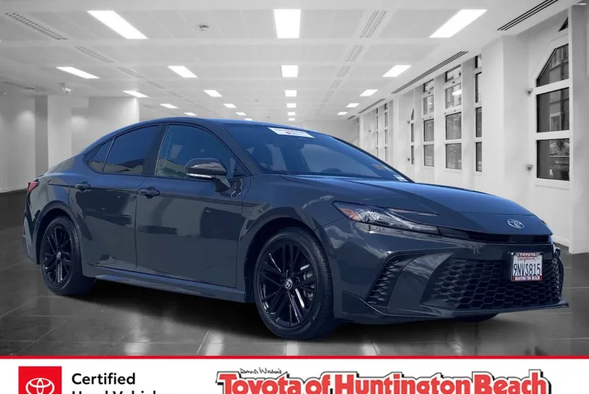 2025 Toyota Camry SE photo 1