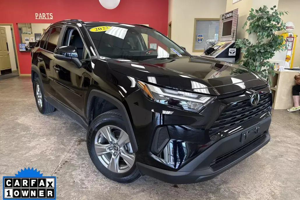 2022 Toyota RAV4 XLE photo 1