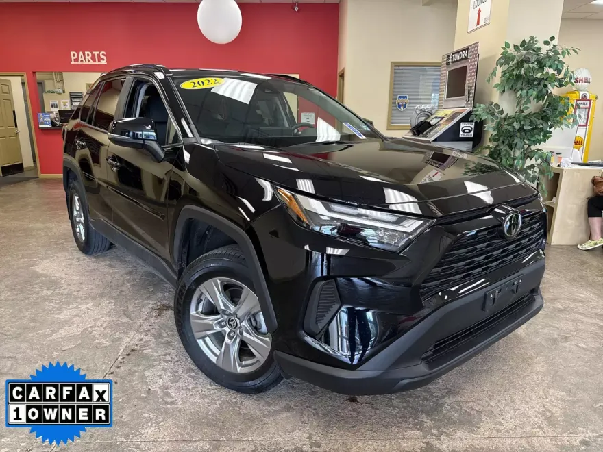 2022 Toyota RAV4 XLE photo 1
