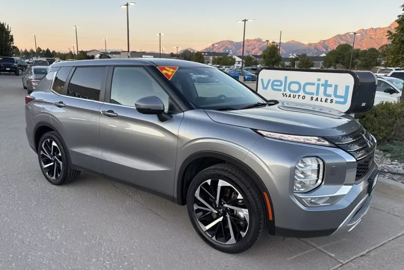 2024 Mitsubishi Outlander SE Black Edition photo 1