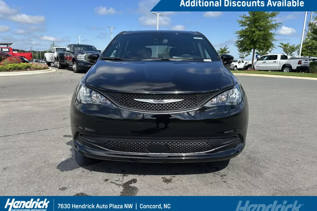 2025 Chrysler Voyager LX photo 1