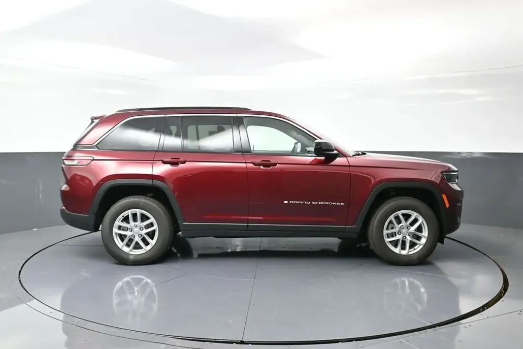 2025 Jeep Grand Cherokee Laredo photo 1