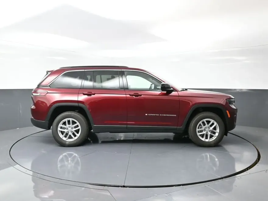 2025 Jeep Grand Cherokee Laredo photo 1
