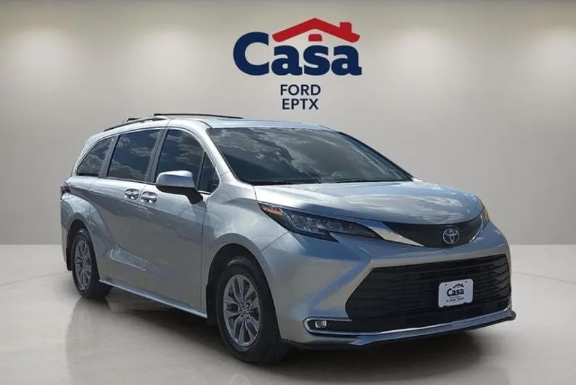2022 Toyota Sienna XLE photo 1