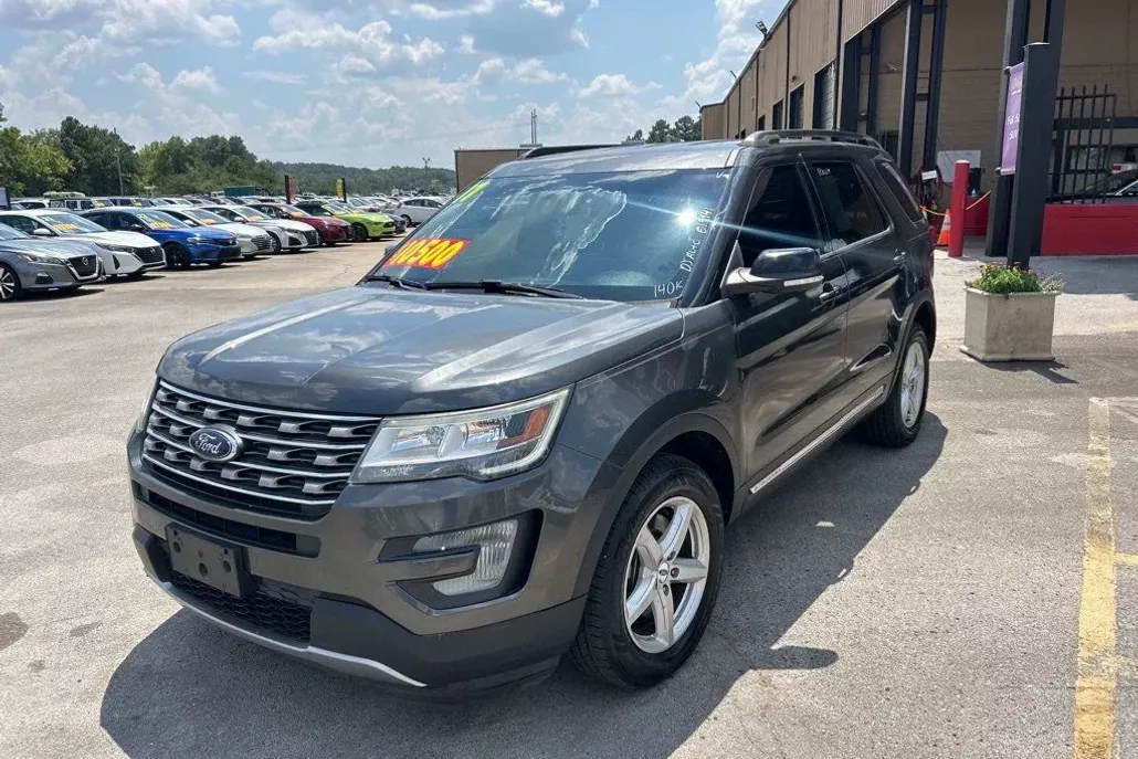 2017 Ford Explorer XLT photo 1