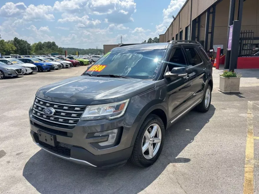 2017 Ford Explorer XLT photo 1