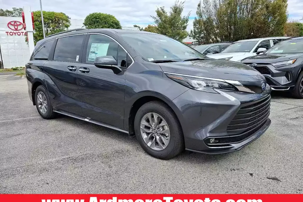 2025 Toyota Sienna XLE photo 1