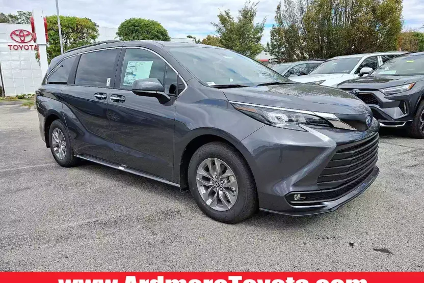 2025 Toyota Sienna XLE photo 1