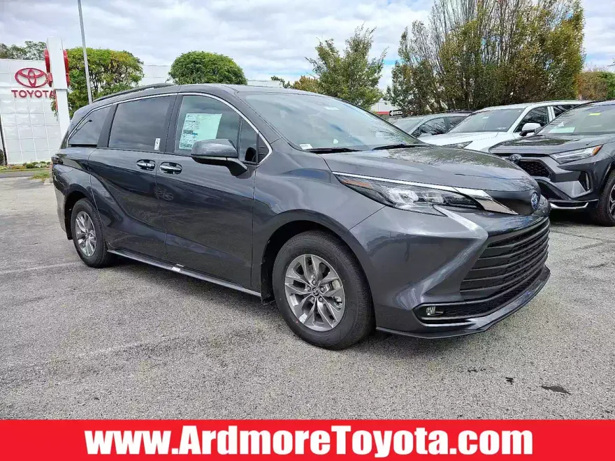 2025 Toyota Sienna XLE photo 1