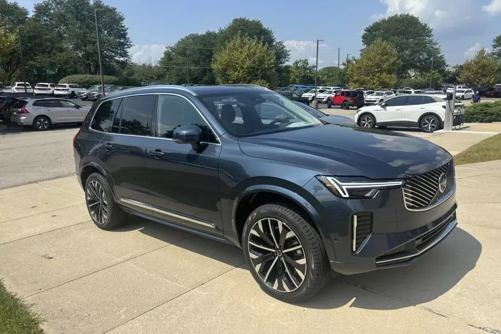 2026 Volvo XC90 B5 Plus photo 1