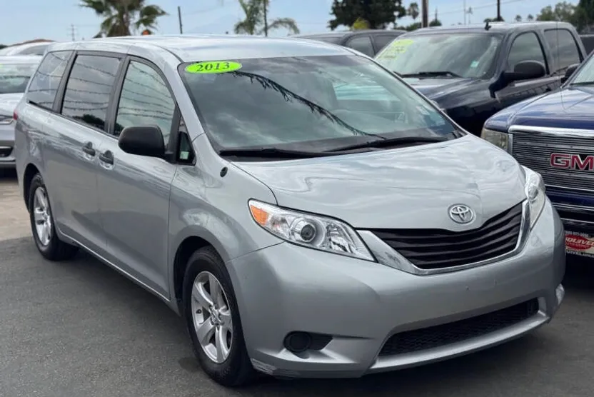2013 Toyota Sienna L photo 1