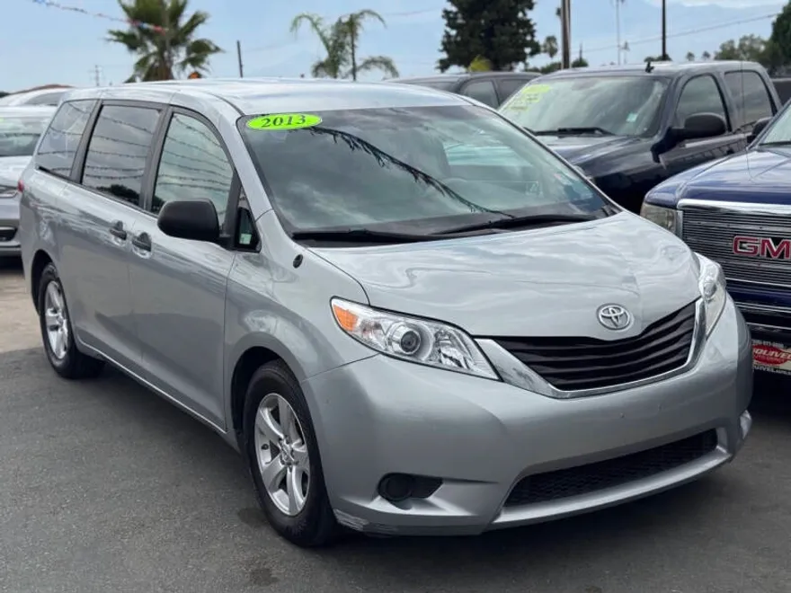 2013 Toyota Sienna L photo 1
