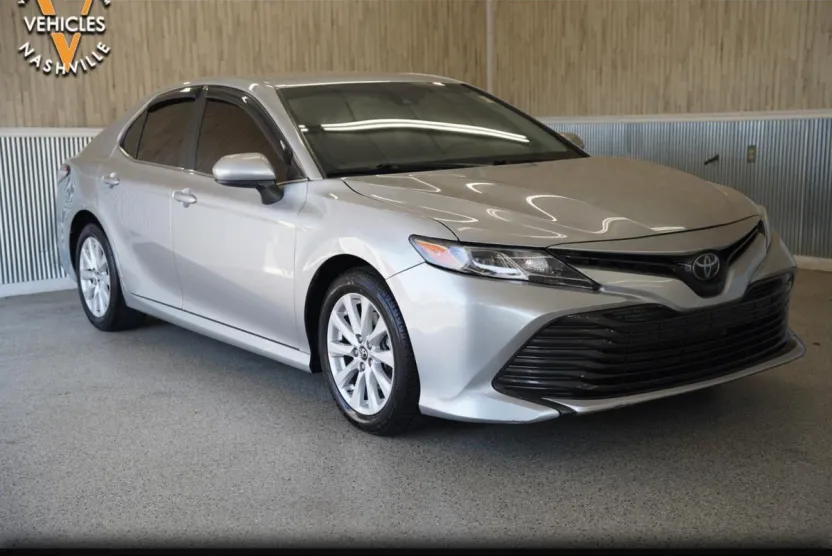 2018 Toyota Camry LE photo 1