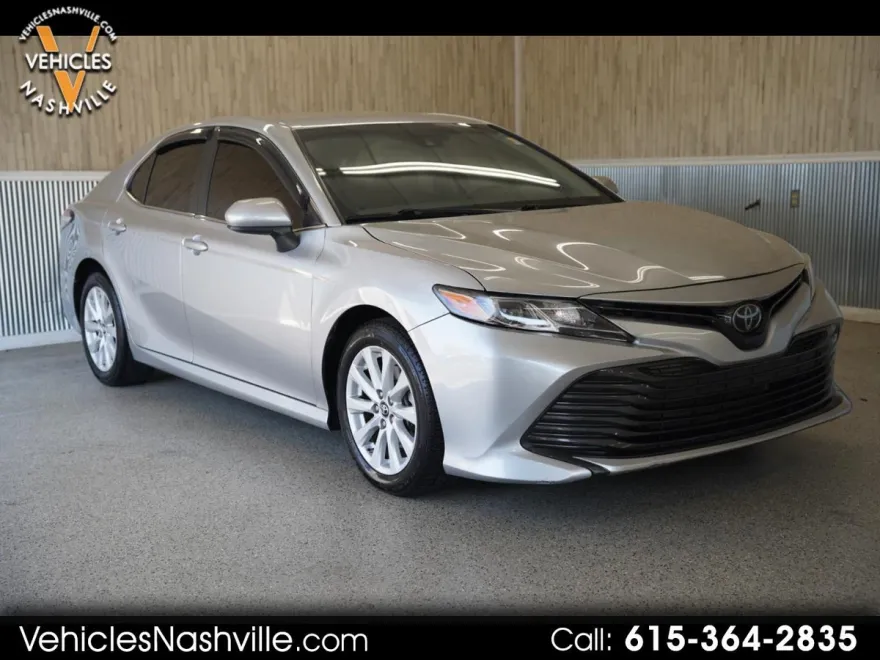 2018 Toyota Camry LE photo 1