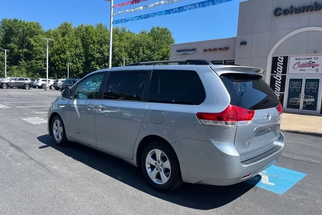2014 Toyota Sienna L photo 1