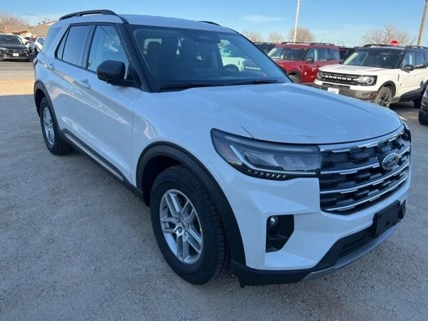 2025 Ford Explorer photo 1