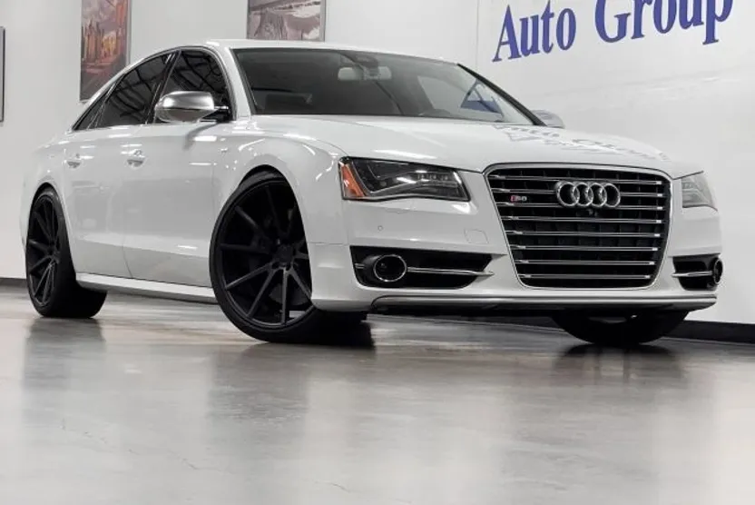 2013 Audi S8 photo 1