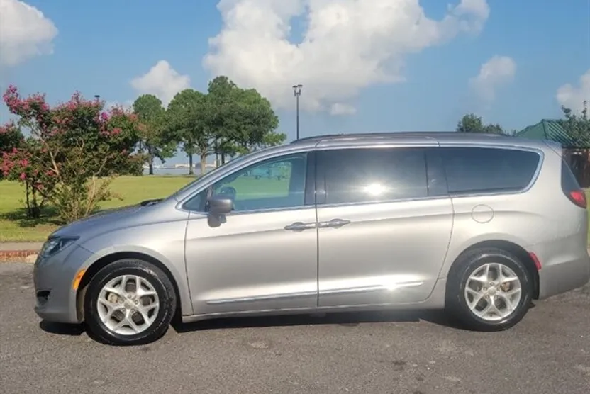 2017 Chrysler Pacifica Touring L photo 1