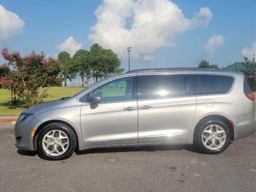 2017 Chrysler Pacifica Touring L photo 1
